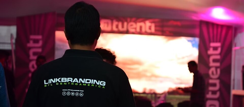 Integrante del equipo de Linkbranding durante una activación